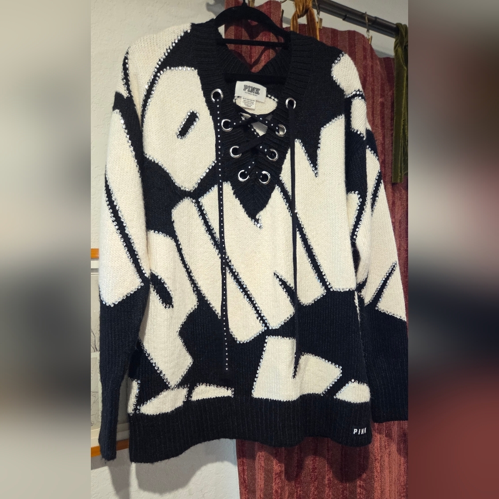 PINK Victoria's Secret Black and White Graphic V-Neck Sweater